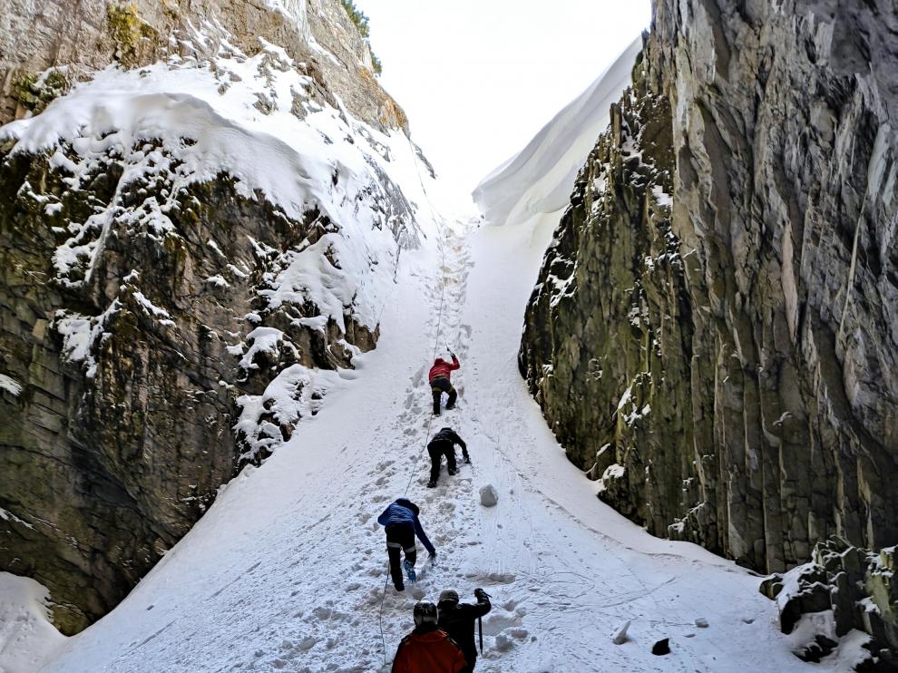 El grupo de Travesías Pirenaicas de Peña Guara descendió a la sima helada de la Grallera del Turbón