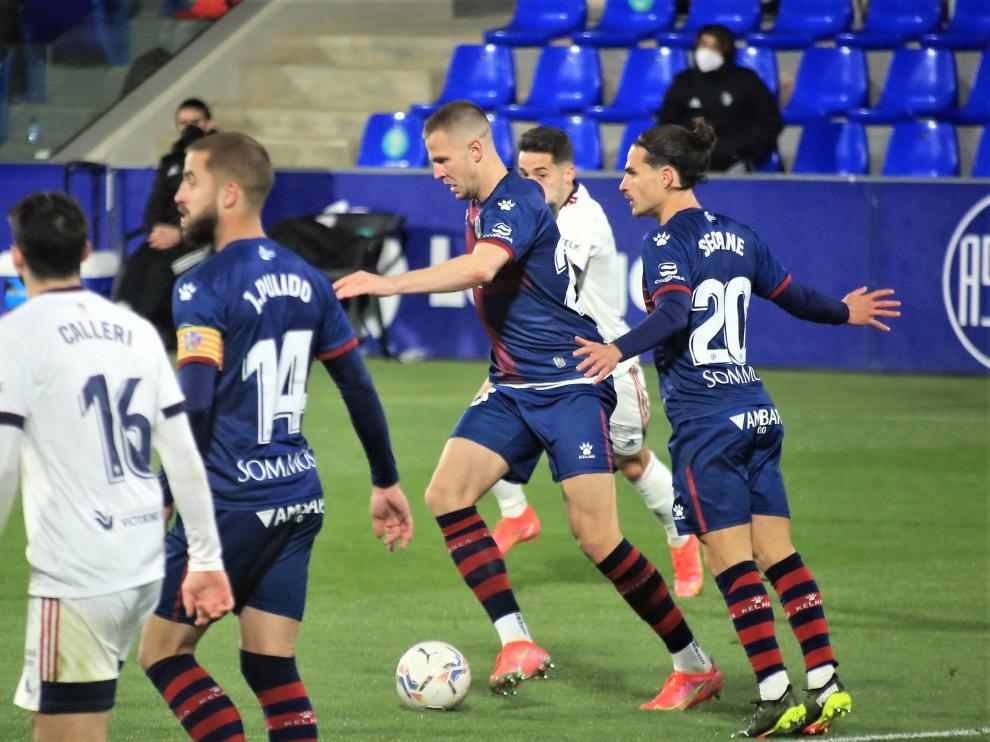 Denis Vavro controla el balón durante el Huesca-Osasuna.