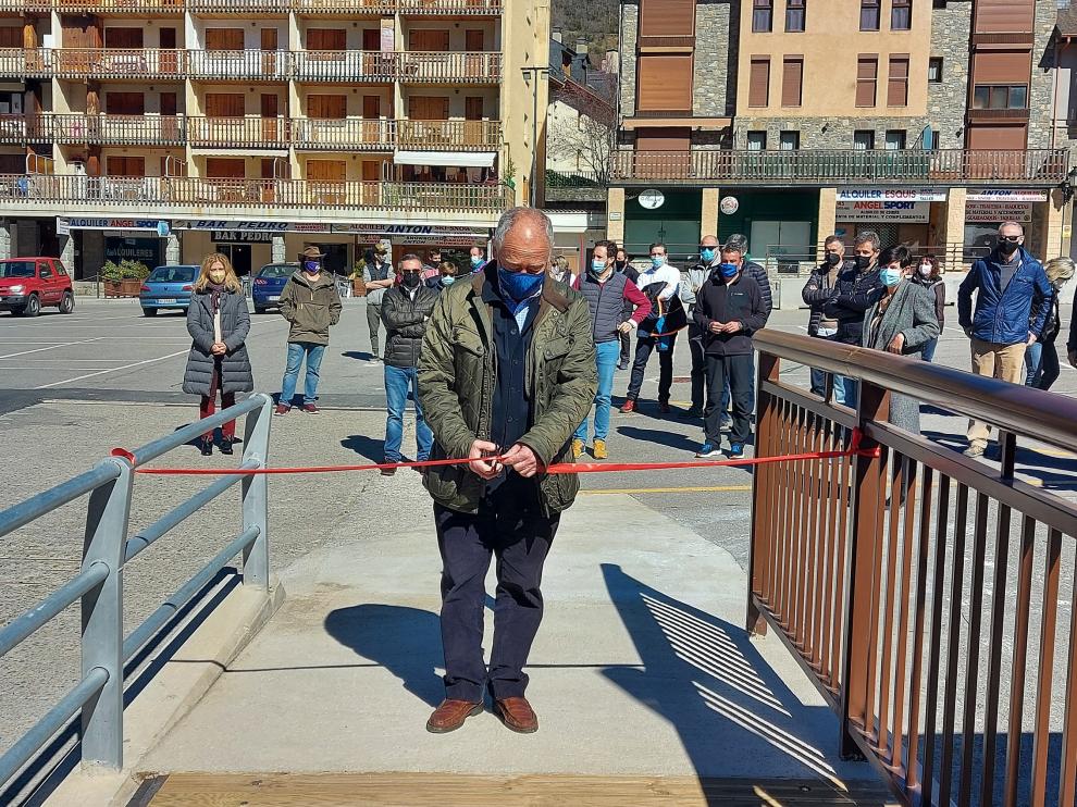 El alcalde de Panticosa, Jesús María Uriz, corta la cinta de inauguración de las Pasarelas.
