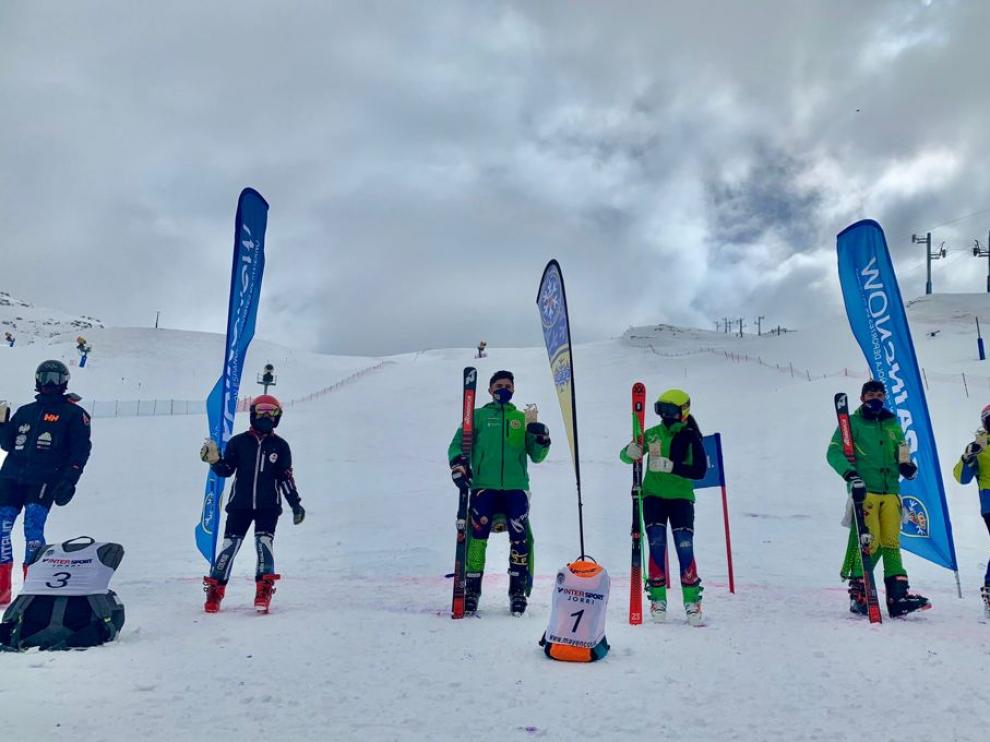María Abad, en el podio tras lograr el campeonato.