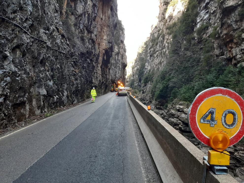 Señalización para la obras en el congosto del Ventamillo (N-260)