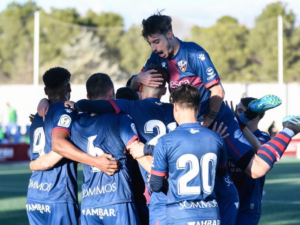 Imagen de los jugadores del Huesca B celebrando un gol esta temporada