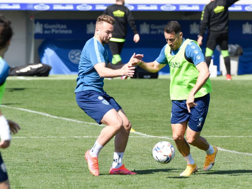 Javier Ontiveros y Pedro López luchan por la pelota durante un ejercicio de la sesión del jueves.