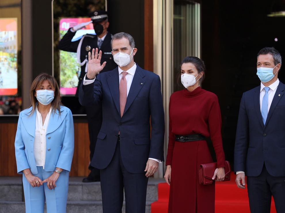 Los reyes junto al cónsul mayor, Conxita Marsol, y el cónsul menor, David Astrié.