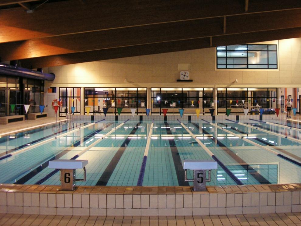 Una imagen del interior de la piscina Almériz de Huesca.