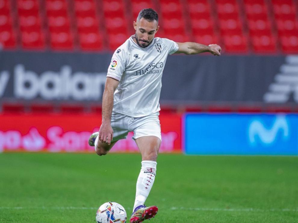 David Ferreiro centra un balón en el partido contra el Éibar en Ipurúa que finalizó en empate (1-1).
