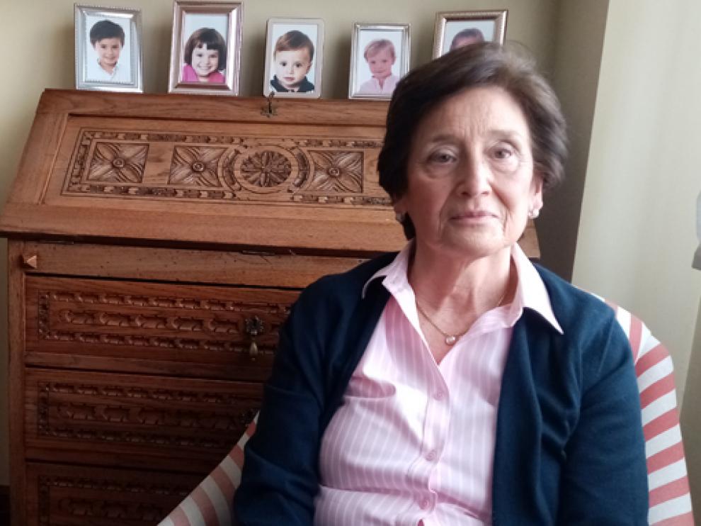 María Teresa Cardesa en su vivienda de la calle del Parque, de Huesca.
