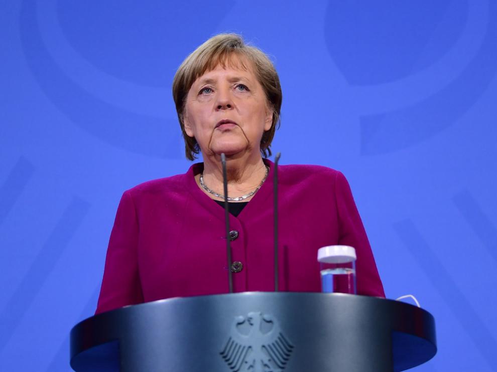 La canciller alemana, Angela Merkel, compareciendo ante los medios tras la reunión del Consejo Europeo.