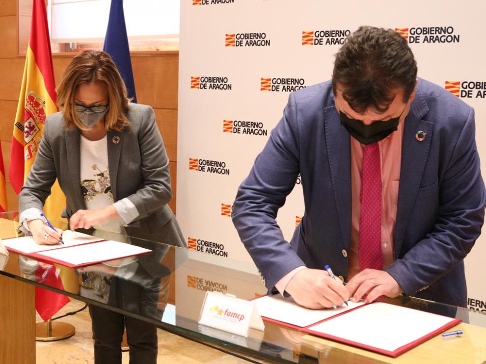 Pérez y Zubieta en la firma del convenio con la FAMCP para la asistencia técnica en proyectos europeos de las entidades locales.