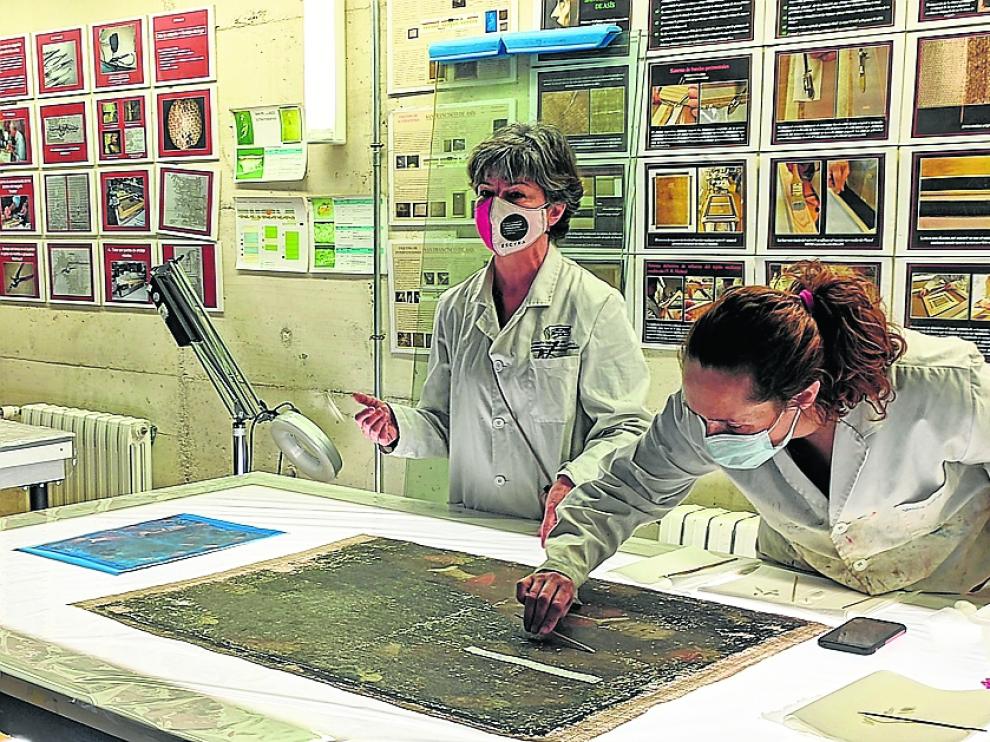 Dos alumnas, junto a su profesora, realizando uno de los trabajos.
