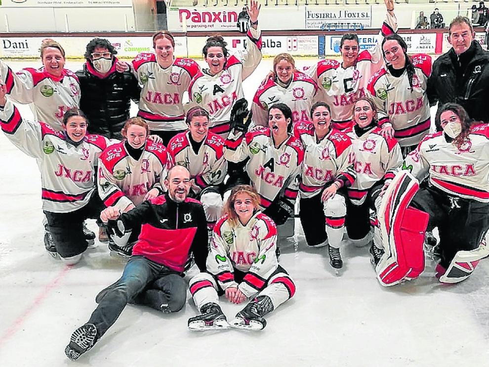 Las chicas del Club de Hielo Jaca celebran la victoria