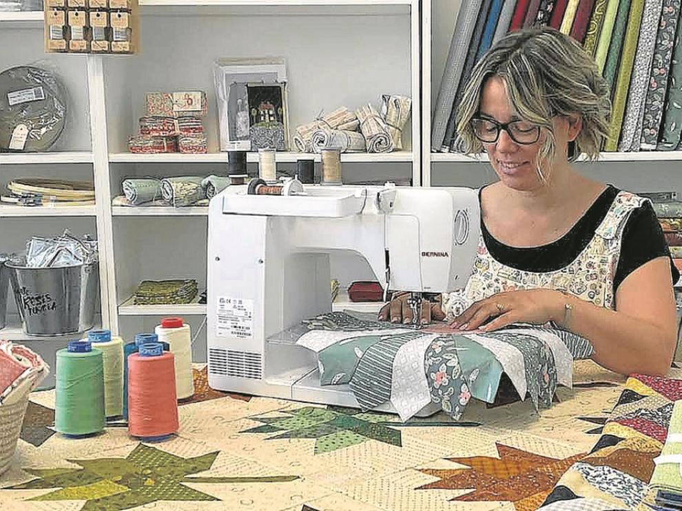 Laura Gil, realizando una labor de patchwork con su máquina de coser