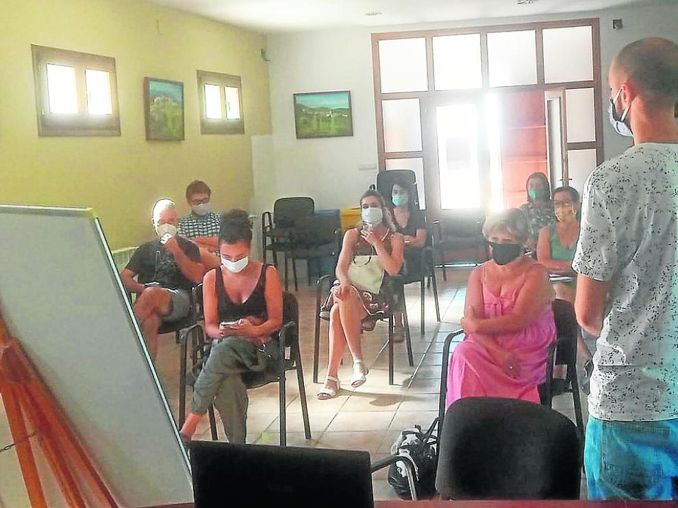 Primer encuentro de colaboradores de Pueblos Vivos en la sede comarcal de Puente La Reina.