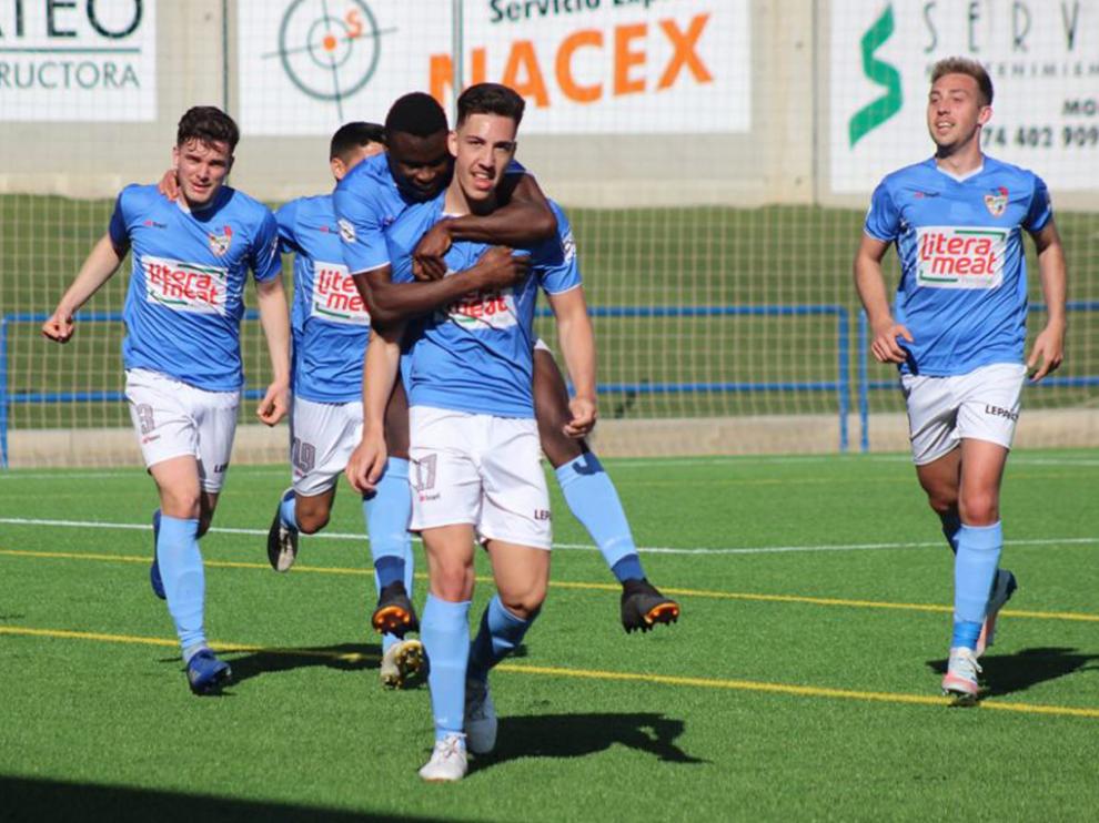 Brunet celebra el segundo gol del Binéfar tras un buen córner colgado por Julià.