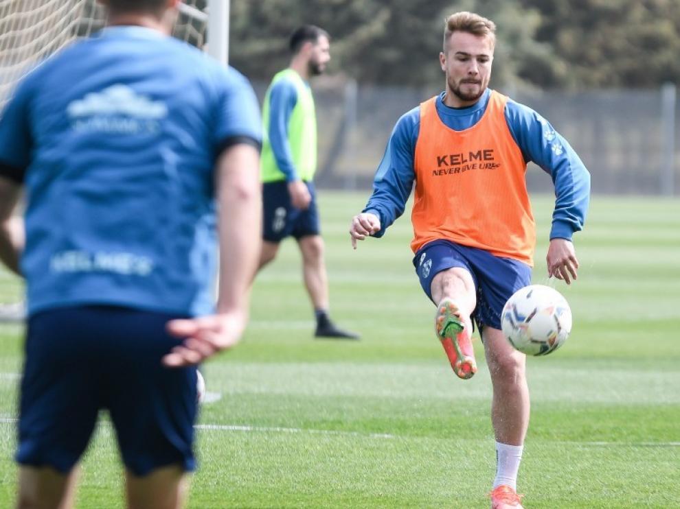 Javier Ontiveros golpea el balón en un entrenamiento