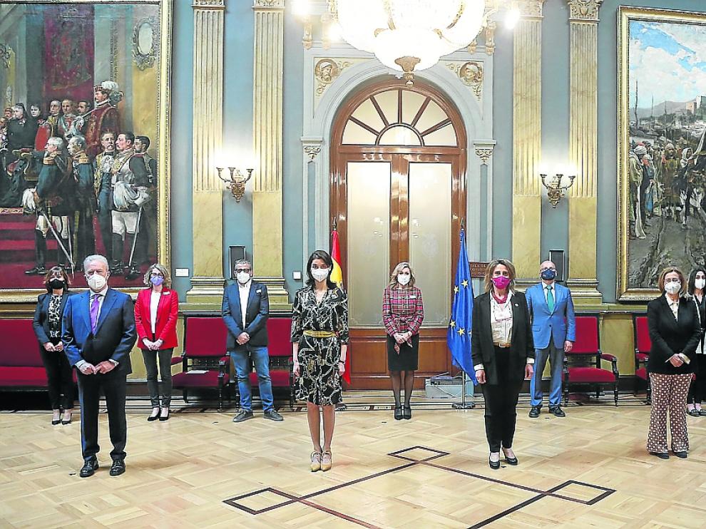 Campo Vidal, Llop, Ribera, Torralba y, detrás, los representantes sociales e institucionales.