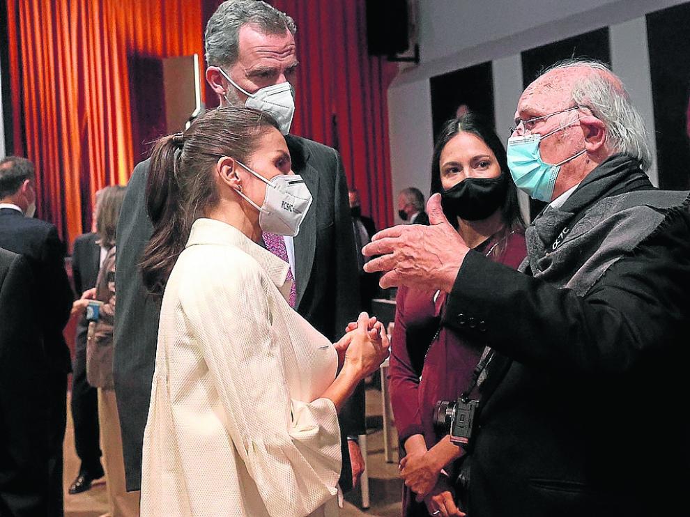 Don Felipe y doña Letizia hablando con Carlos Saura.
