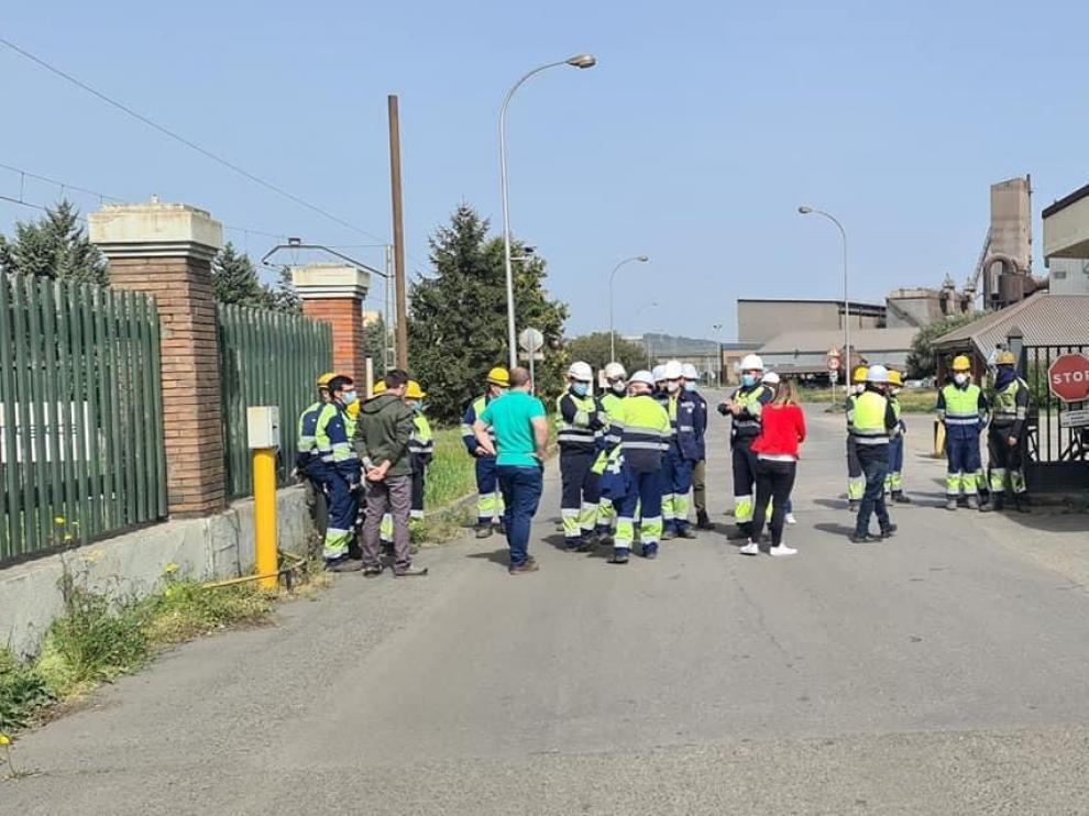 Concentración de trabajadores de Ferroatlántica del Cinca este martes en la portería de la fábrica.