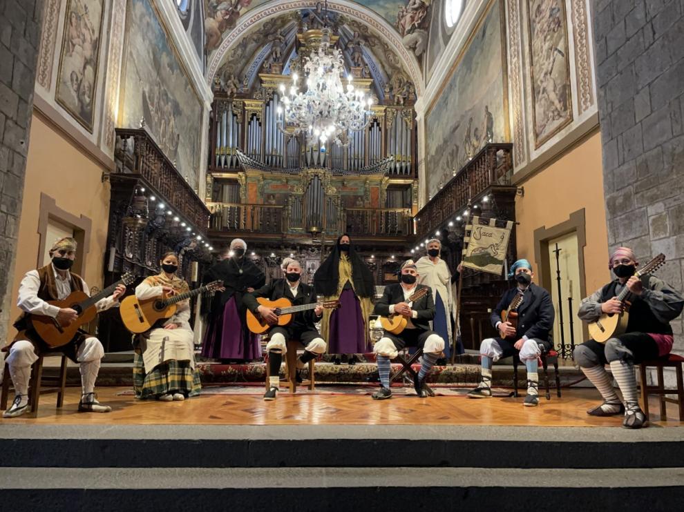 Interpretación de la Jota del Encuentro por el grupo Uruel en la catedral de Jaca.