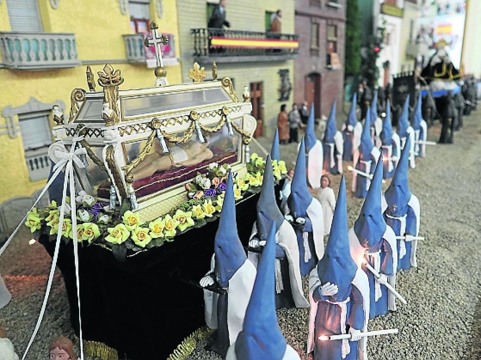 Paso de Semana Santa del Santo Entierro mostrado por la Asociación Belenista Isaac Lumbierres de Monzón.