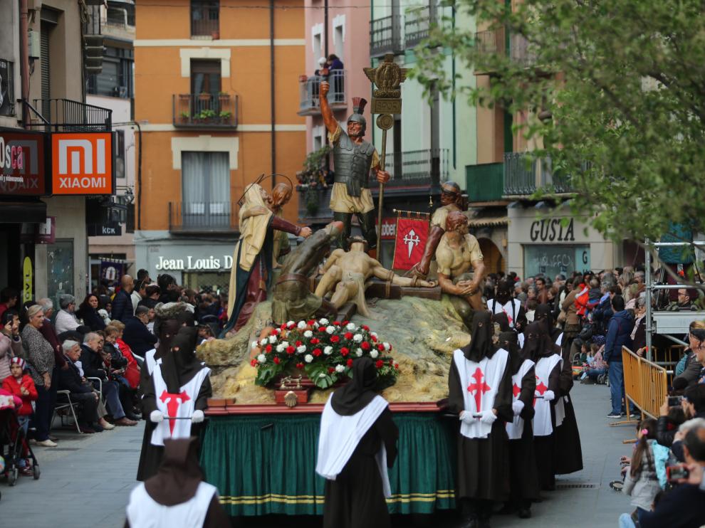 Paso de la Enclavación portado por la Cofradía de Santiago.