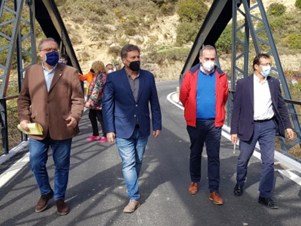 El consejero de Vertebración del Territorio, Movilidad y Vivienda, José Luis Soro, visitando el puente.