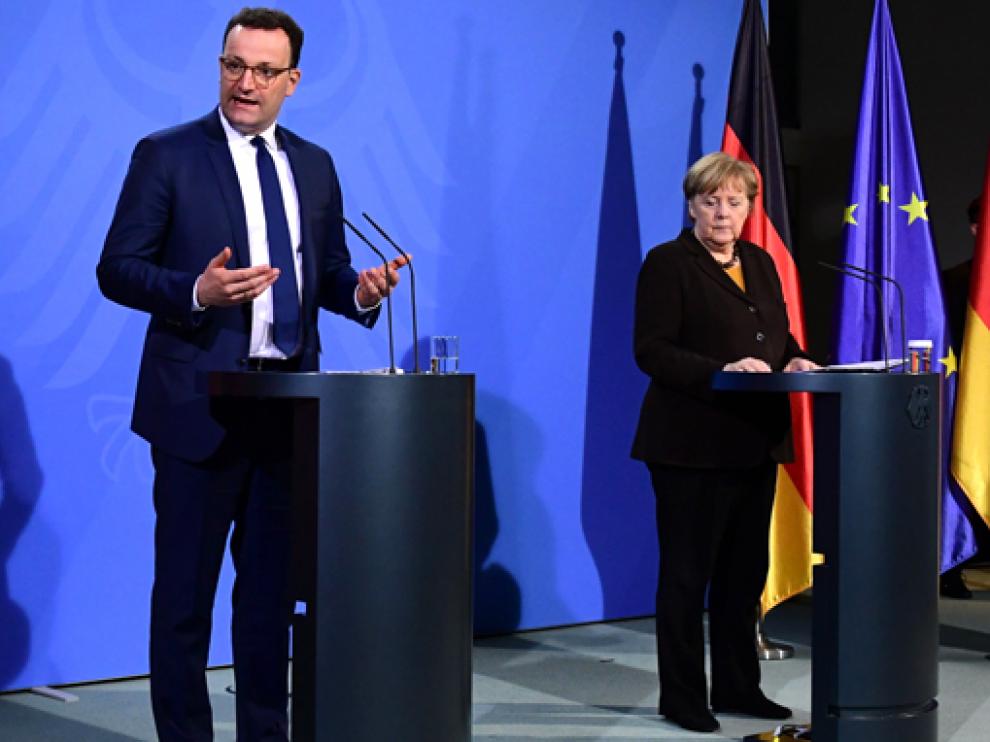 El ministro de Sanidad Alemán, Jens Spahn y la canciller Angela Merkel ayer durante una rueda de prensa conjunta en Berlín.