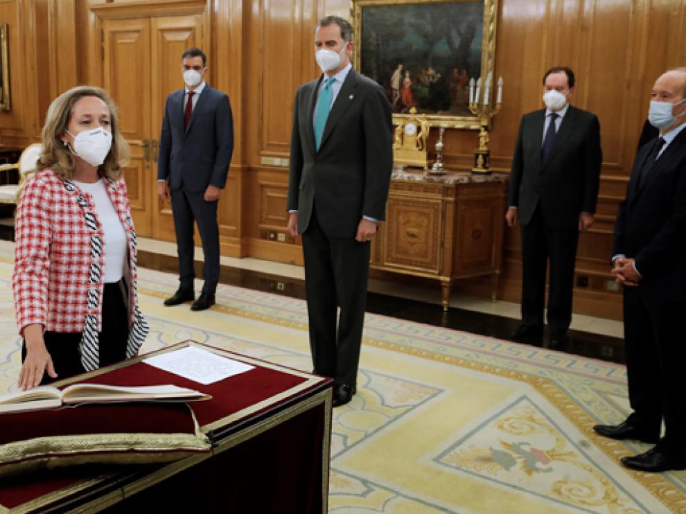 La ministra de Economía y nueva vicepresidenta segunda Nadia Calviño (i) promete su nuevo cargo ante el rey Felipe VI