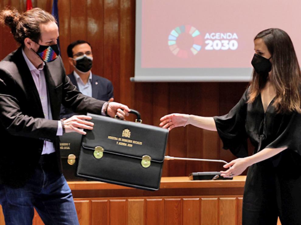Pablo Iglesias ntrega su cartera a la nueva ministra de Derechos Sociales y Agenda 2030 Ione Belarra.