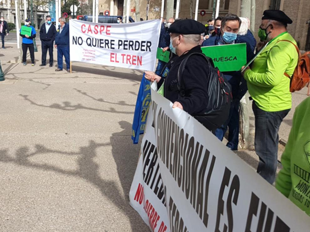Los concentrados frente a la sede del Gobierno aragonés desplegaron varias pancartas.