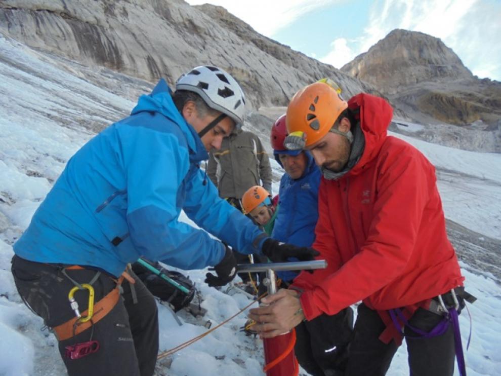 Dos integrantes del estudio sondeando el glaciar