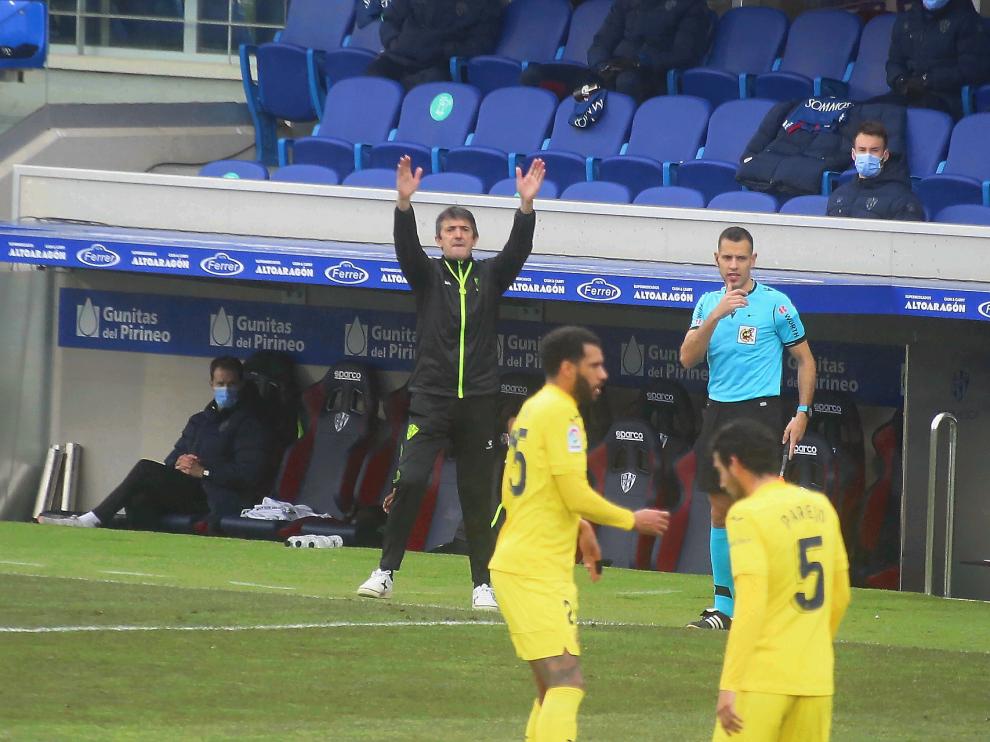 Pacheta da instrucciones durante un partido en El Alcoraz contra el Villarreal