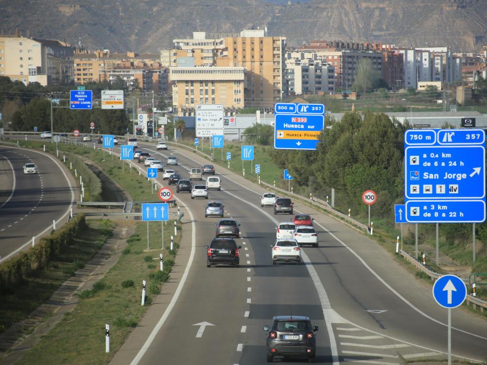 Vehículos en la A-23 en las inmediaciones de Huesca, en la tarde este jueves.