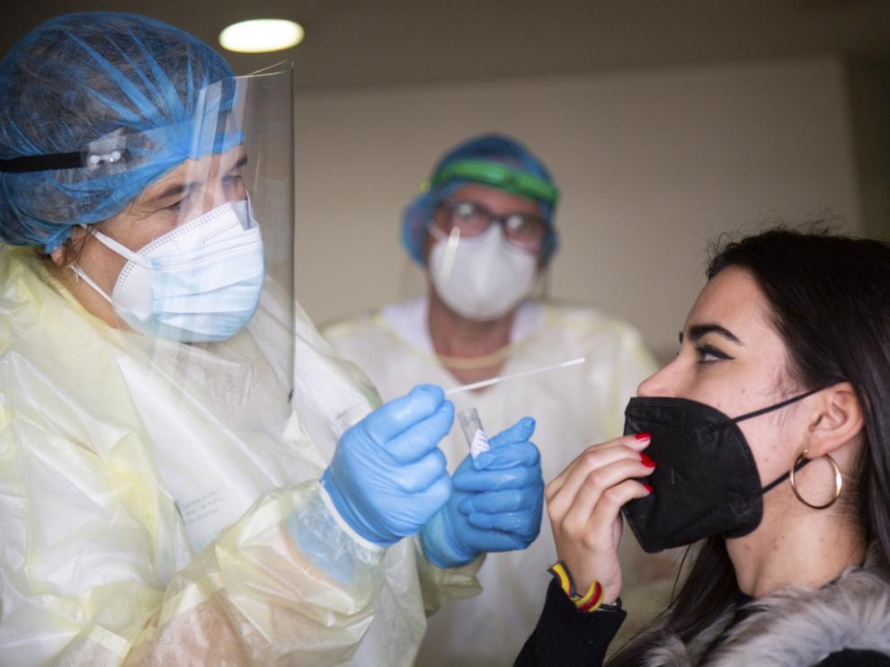 Una mujer se somete a una prueba de antígenos.