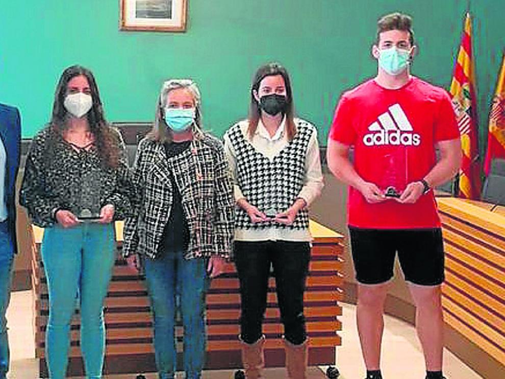 Carmen Costa, Elena Daniel, Elena Guiu y Javi Cruz fueron homenajeados ayer en el consistorio fragatino.