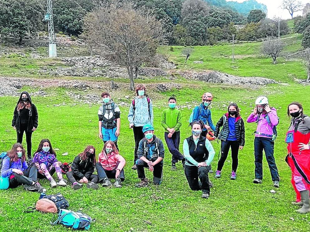Imagen grupal de los miembros más jóvenes de la asociación senderista durante el pasado fin de semana.