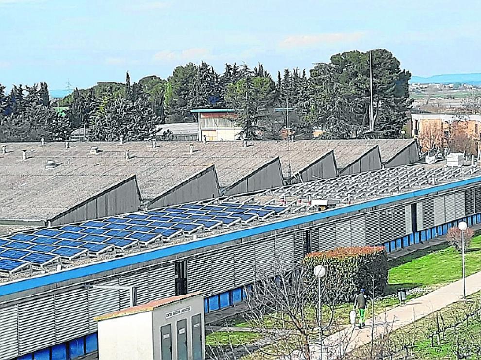 Instalación de la planta solar en la Escuela Politécnica del Campus de Huesca.