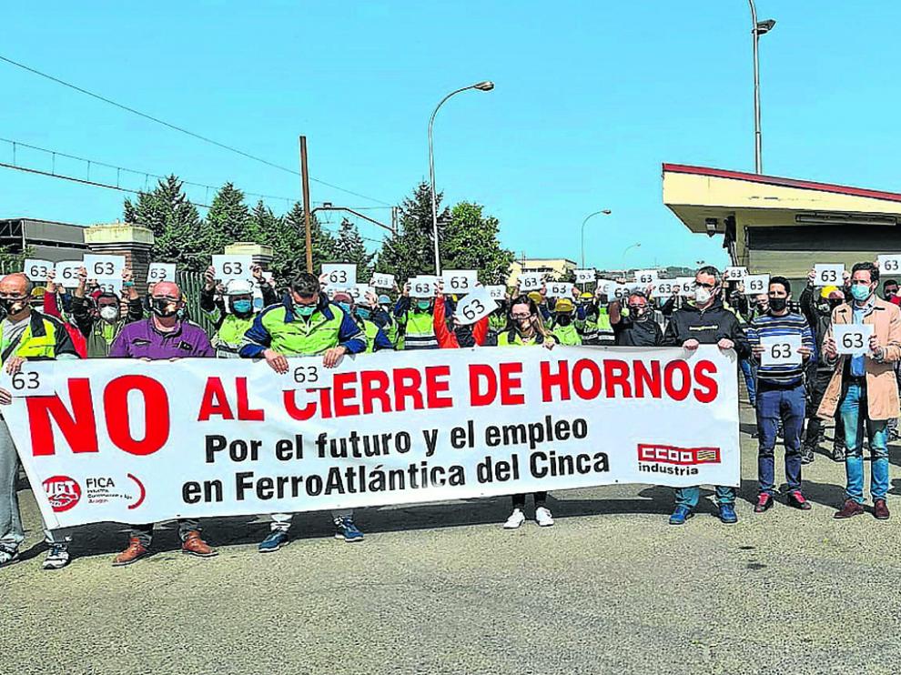 Los concentrados ayer mostraron carteles con el número 63, la cifra de despidos propuesta.