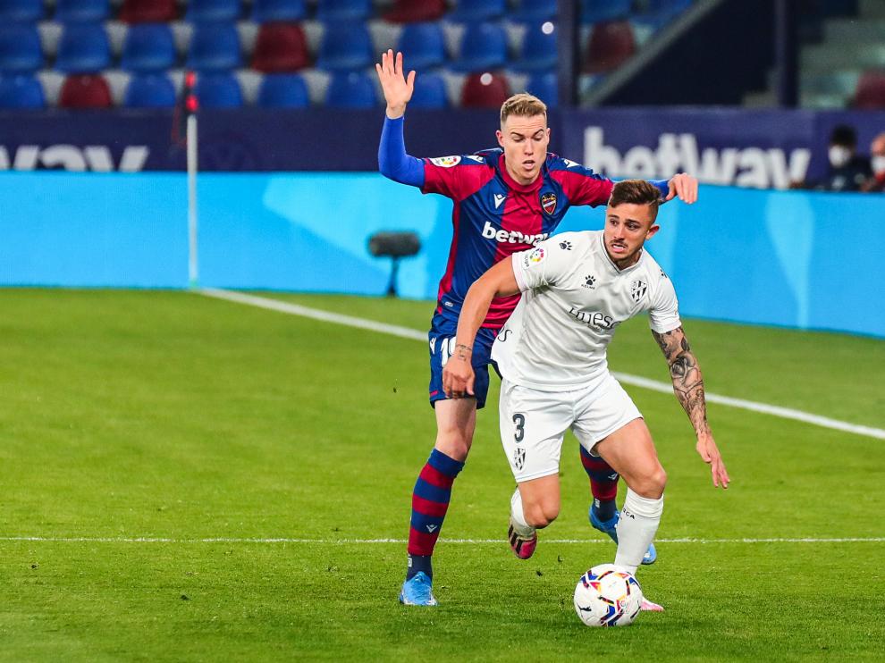 Pablo Maffeo corre con la pelota en el partido ante el Levante