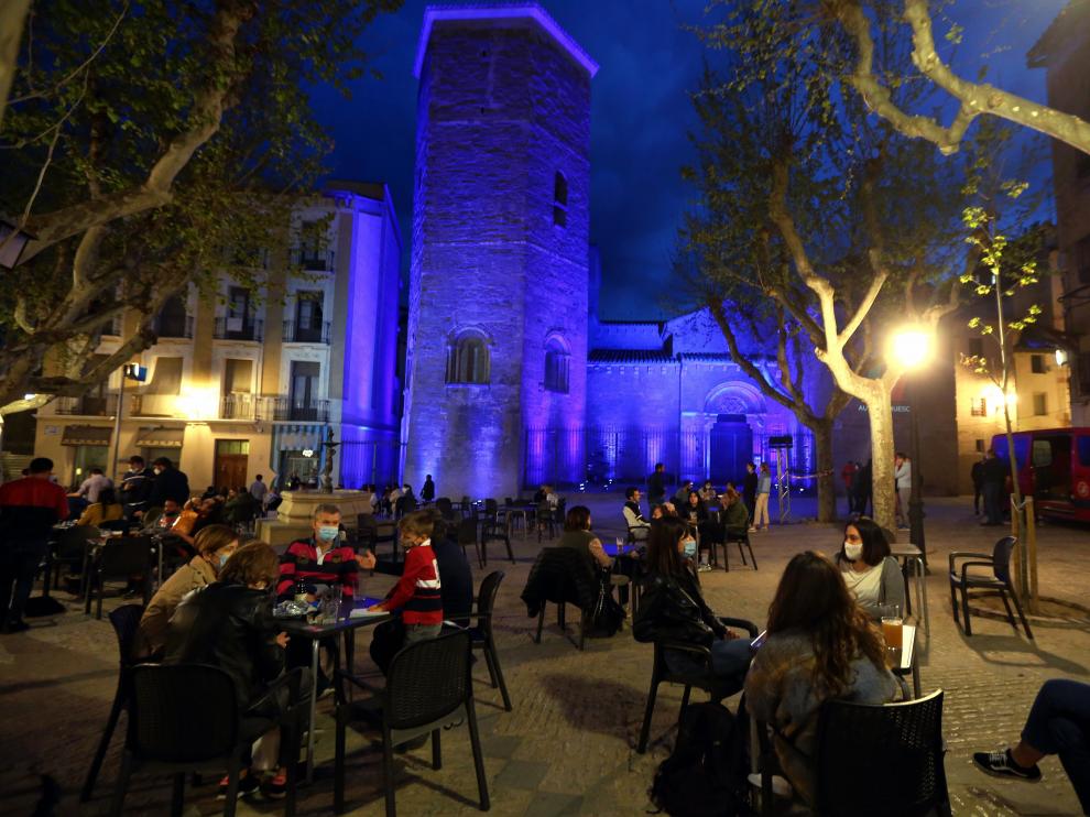 Fachada de San Pedro el Viejo iluminada de azul por el Día del Autismo.