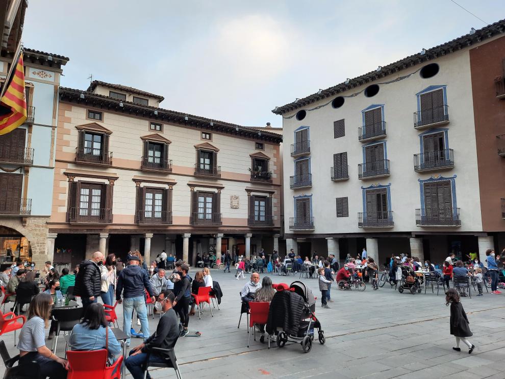 Turistas en la Plaza Mayor de Graus