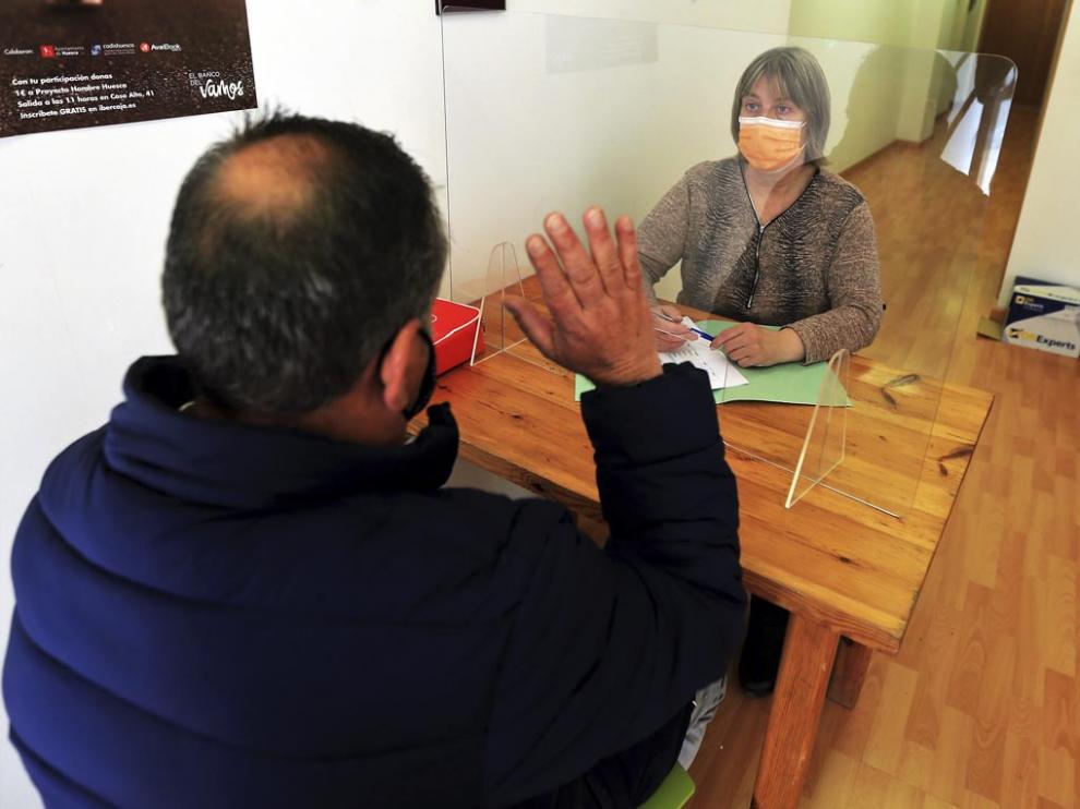 Elena Palacio durante una atención a un usuario en el Centro de Solidaridad Interdiocesano de Huesca.