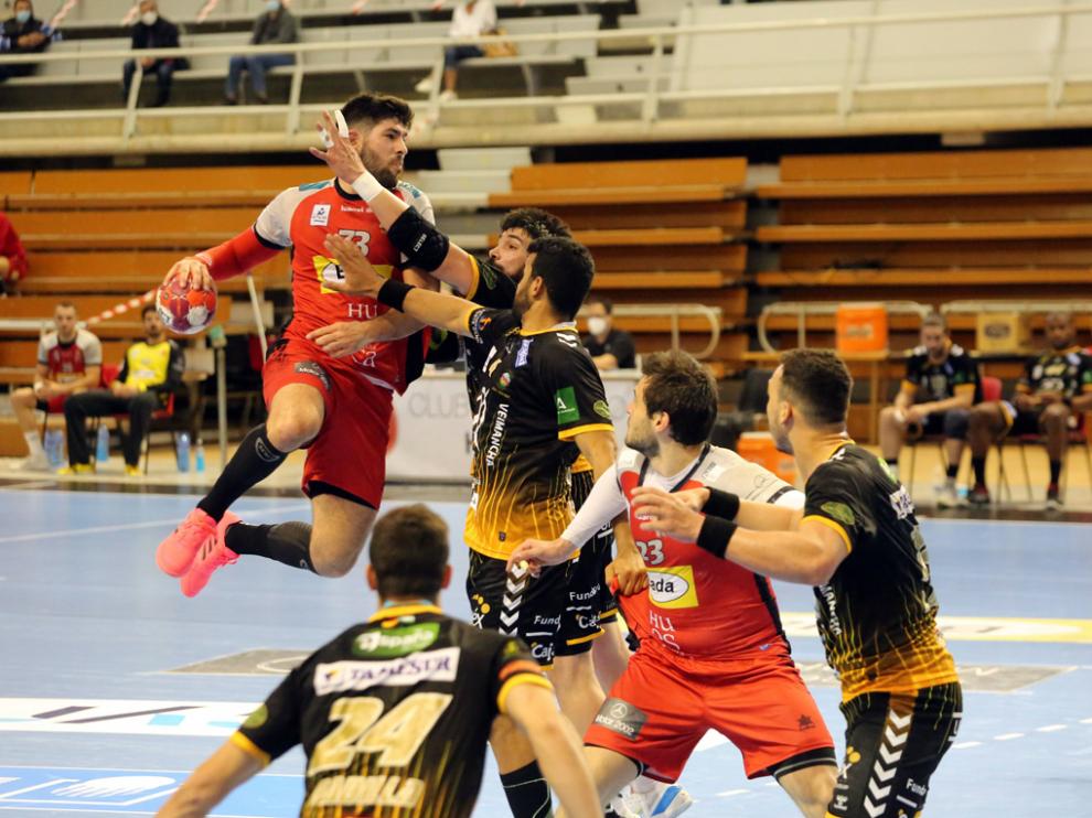 Joao Pinto se eleva ante una defensa de Puente Genil que estuvo muy dura todo el partido.