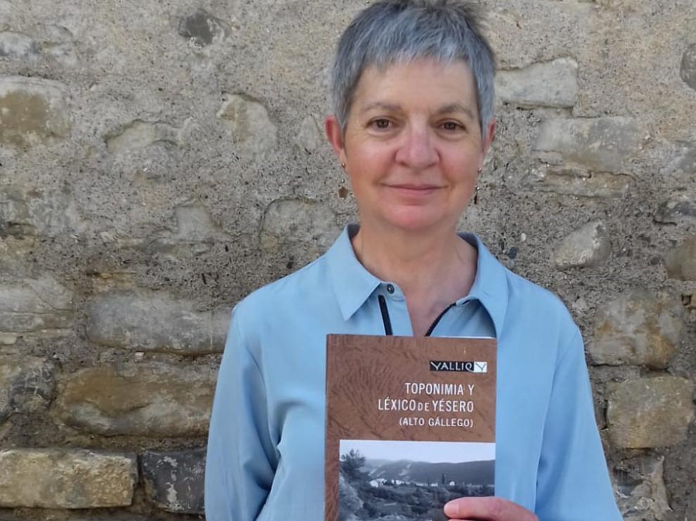 La escritora María Jesús Acín presentó ayer su nuevo libro en la localidad de Yésero, de donde es natural.
