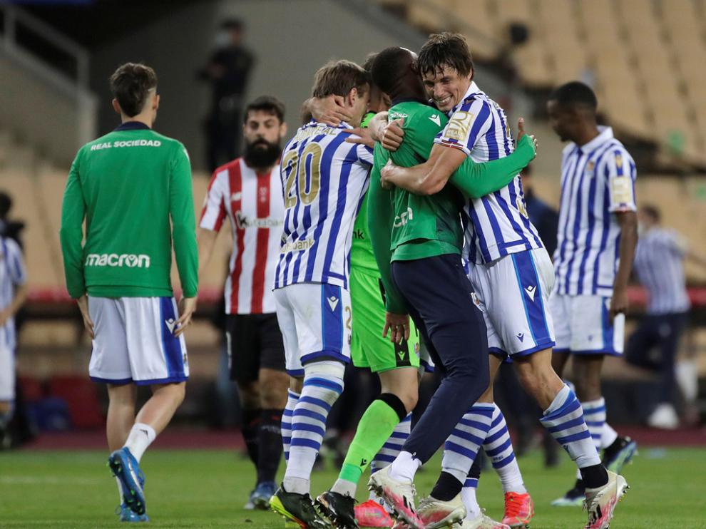 Los jugadores de la Real Sociedad celebran la victoria ante el Athletic Club.