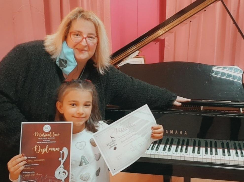 Nati Ballarín y Ana Mallén posan con el diploma del premio internacional.
