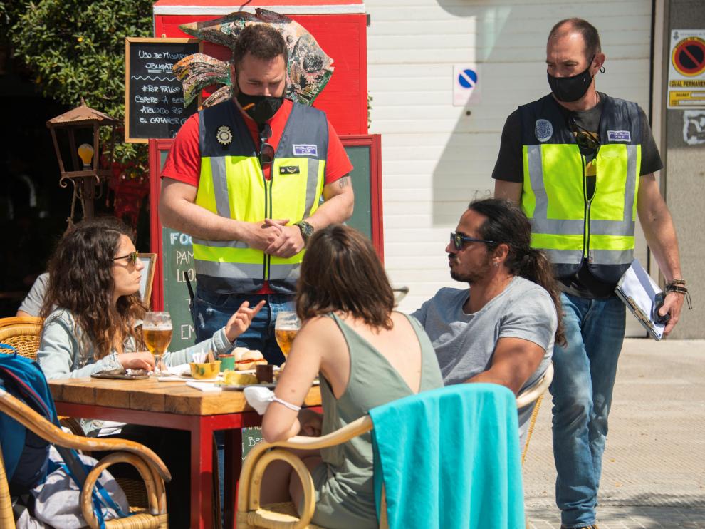 La Policía vigila que se cumplan las nornas en Palma de Mallorca.