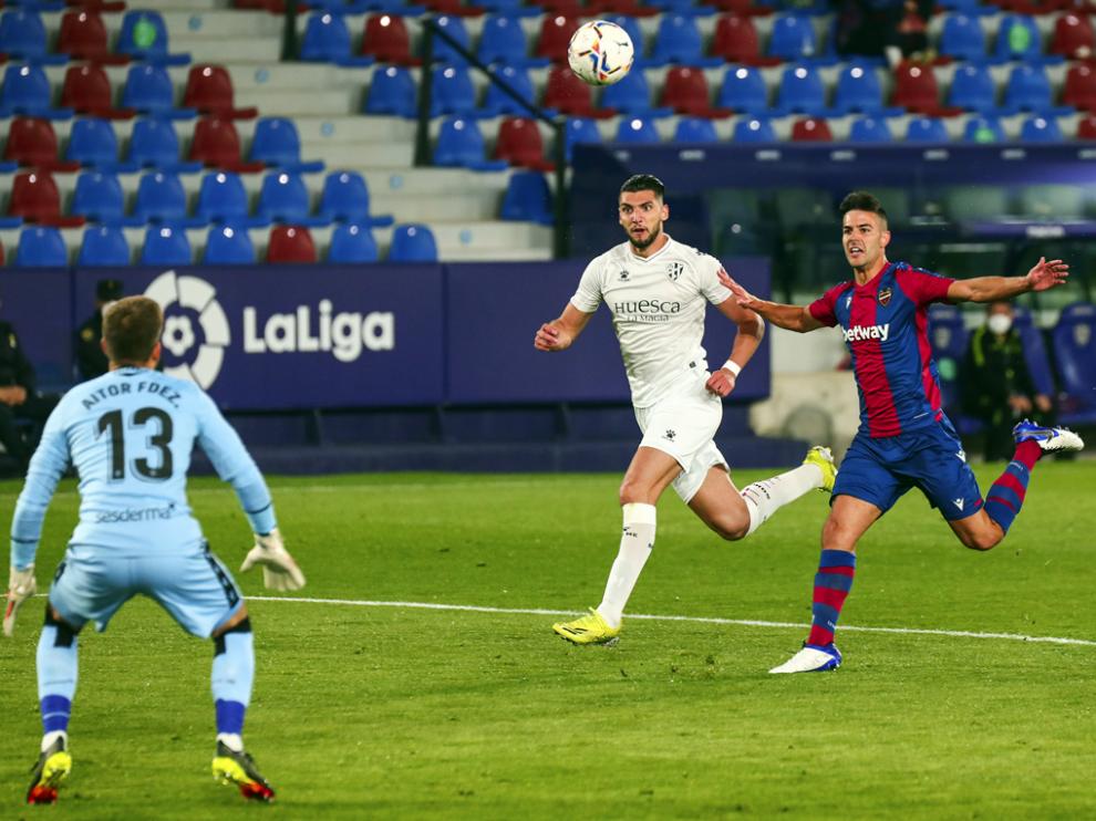 Rafa Mir marcó los dos goles, en la imagen el segundo con una gran vaselina.