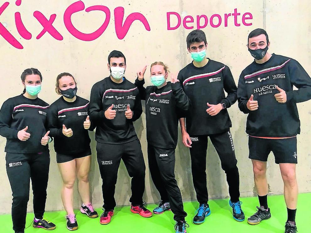 Aurora Otín, Marina Solano, Sergio Saturque, Judit Botaya, Hugo Escuer y Gonzalo Juste, en Gijón.