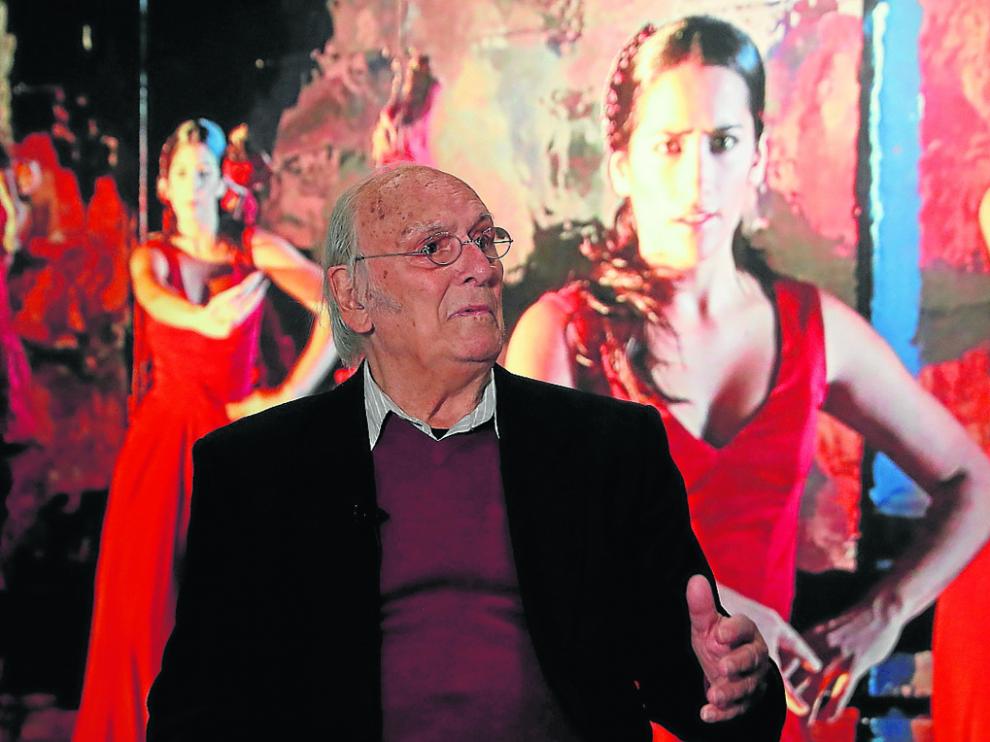 Carlos Saura posa con algunas de las fotografías que se pueden ver en la exposición.